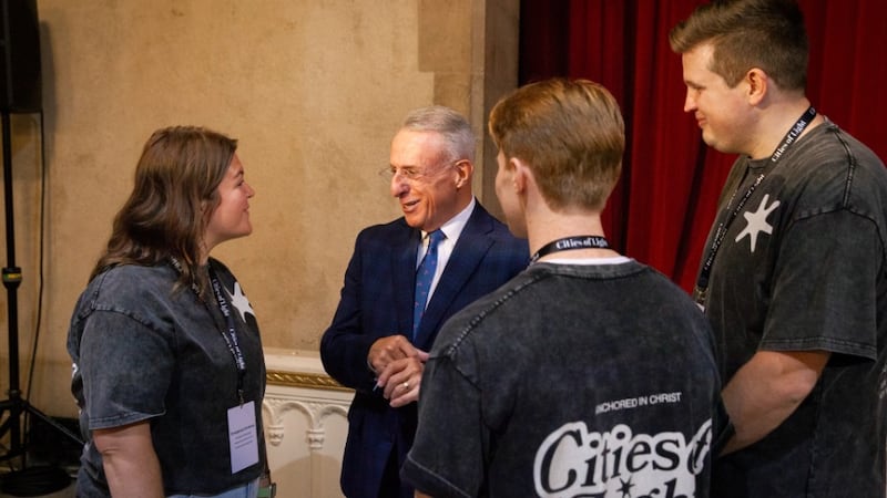 Élder Ulisses Soares del Cuórum de los Doce Apóstoles, en el centro, habla con adultos solteros jóvenes en la conferencia Ciudades de Luz para Adultos Solteros Jóvenes del Área Noreste de Estados Unidos en la ciudad de Nueva York el sábado, 19 de septiembre de 2026.