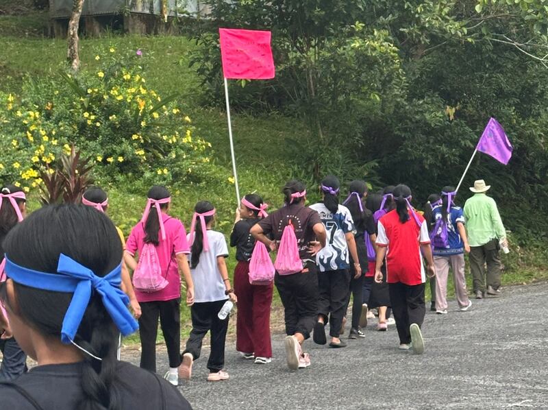 Las mujeres jóvenes participan en una "caminata de fe" durante el campamento de Mujeres Jóvenes del Distrito de Sibu, realizado los días 6 y 7 de junio de 2025, en Malasia Oriental.