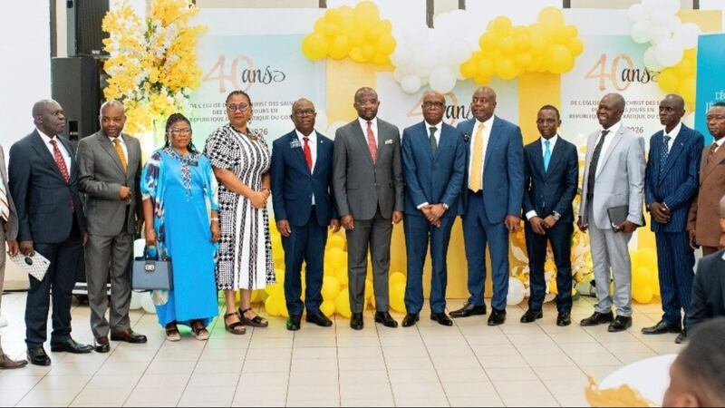 Líderes de la Iglesia y funcionarios del gobierno se toman una fotografía por el 40 aniversario de la Iglesia en Kinshasa, República Democrática del Congo, 3 de septiembre de 2026.