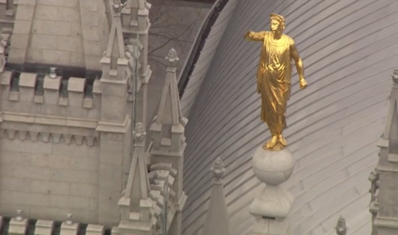 La trompeta de la estatua del ángel Moroni en lo alto del Templo de Salt Lake se cayó durante el terremoto del miércoles por la mañana.