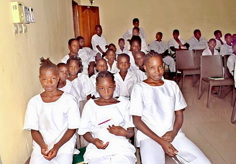 Jóvenes vestidos de blanco esperan su turno para ser bautizados en Bamako, Mali, el sábado, 18 de abril de 2026.