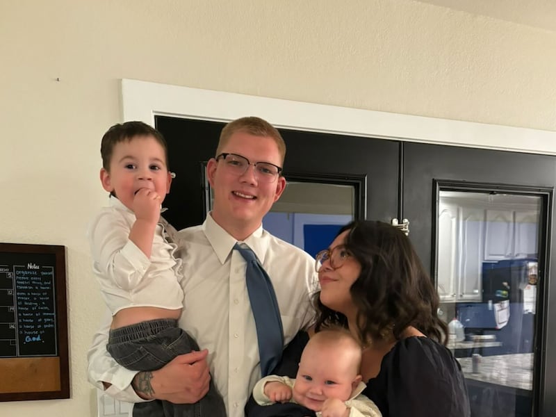 Jadrian y Cambrie Taylor con sus dos hijos, Jadrian Jr., izquierda, y Booker, derecha, comparten un momento juntos en San Tan Valley, Arizona, 28 de abril de 2025.