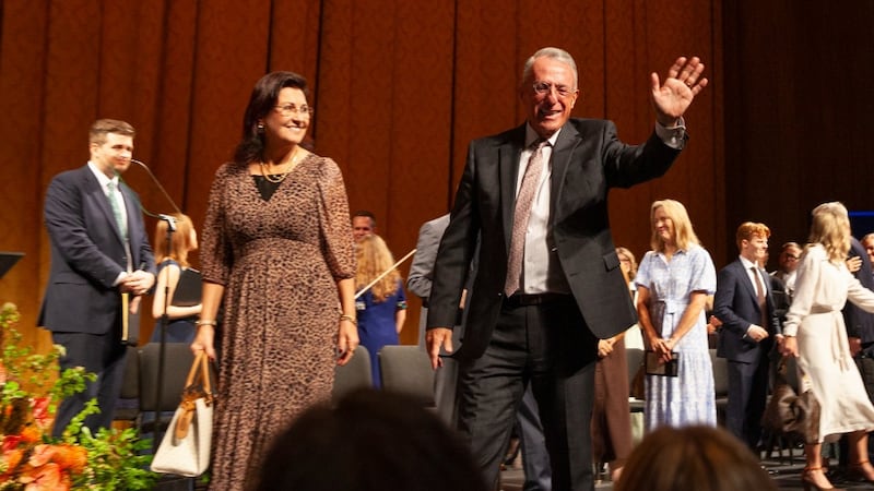 El élder Ulisses Soares del Cuórum de los Doce Apóstoles, a la derecha, y su esposa, la hermana Rosana Soares, a la izquierda, llegan a una devocional para adultos jóvenes solteros en el David H. Koch Theater en Lincoln Center for the Performing Arts en la ciudad de Nueva York el domingo, 20 de septiembre de 2026.