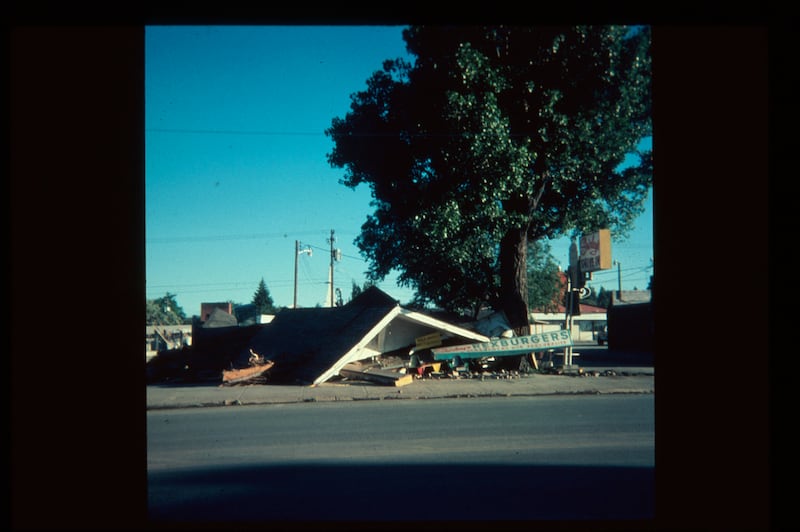 Un restaurante en Rexburg, Idaho, se derrumbó completamente después de las inundaciones causadas por el colapso de la Presa Teton el 5 de junio de 1976.