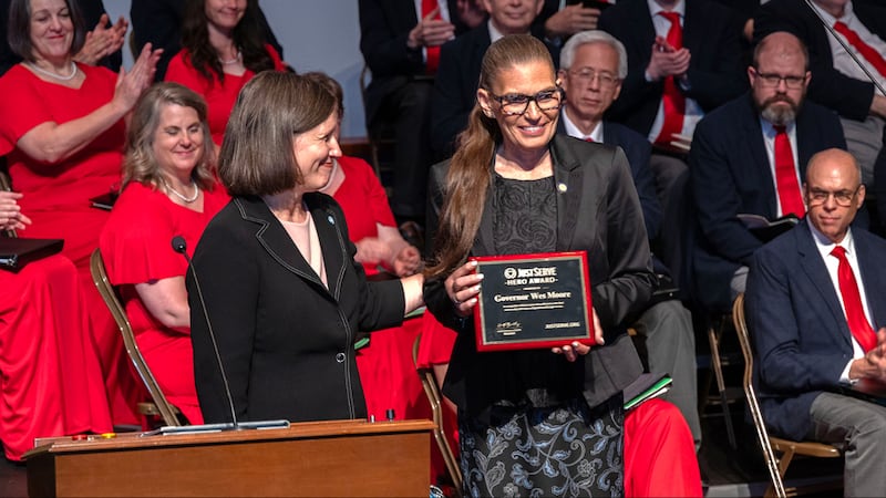 El Premio Héroe de JustServe presentado al gobernador de Maryland, Wes Moore, es aceptado por su asesora principal, Maria Martínez, durante la celebración del 50 aniversario de la dedicación del Centro de Visitantes del Templo de Washington D.C. de La Iglesia de Jesucristo de los Santos de los Últimos Días el 13 de junio de 2026, en Kensington, Maryland.