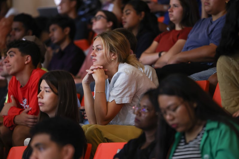 Estudiantes de BYU–Hawái escuchan una asamblea devocional con el Obispo Presidente W. Christopher Waddell en el Centro de Actividades Cannon en Laie, Hawái, el martes 13 de octubre de 2026.