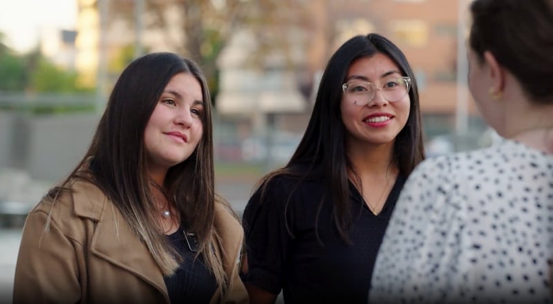 Dos misioneros en la Misión Chile Viña del Mar hablan con alguien el jueves 12 de junio de 2025.