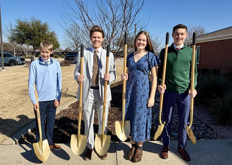 Los jóvenes de la Estaca Allen Texas de La Iglesia de Jesucristo de los Santos de los Últimos Días asisten a la ceremonia de la palada inicial del Templo de Fairview Texas, en Fairview, Texas, el sábado 21 de febrero de 2026.