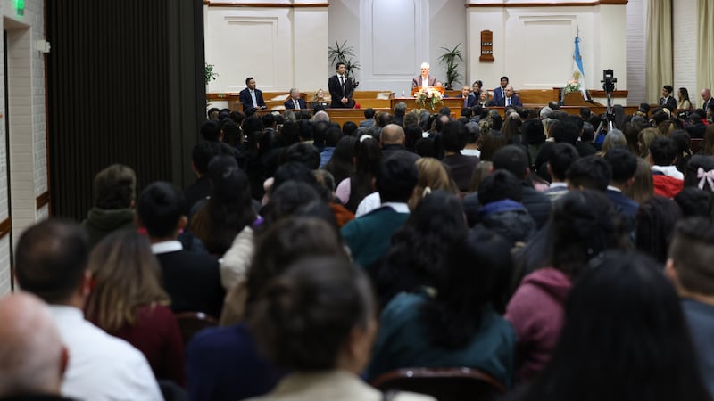 El élder David A. Bednar, del Cuórum de los Doce Apóstoles, habla durante un devocional especial en Buenos Aires, Argentina, el 19 de mayo de 2026.