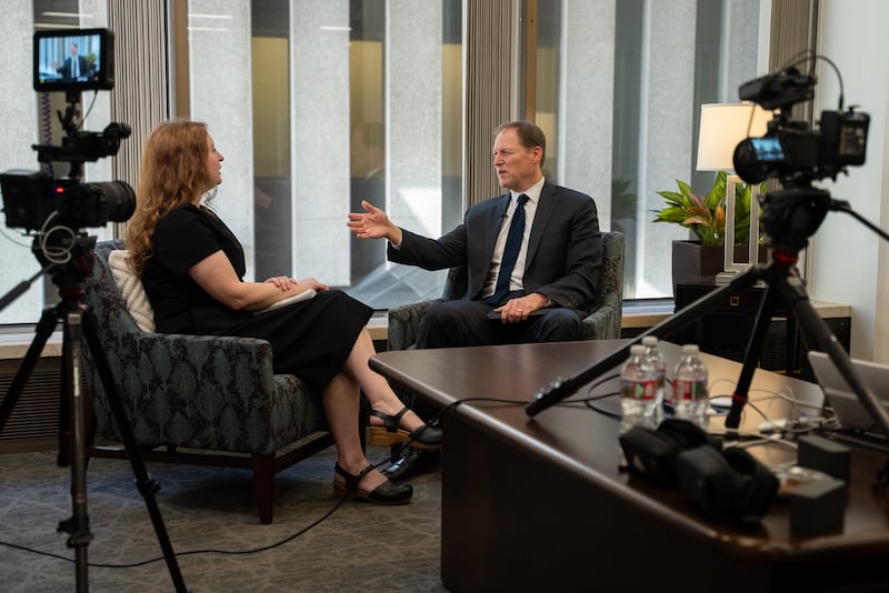 El élder Mark A. Bragg, Setenta Autoridad General y director ejecutivo del Departamento de Historia Familiar y de FamilySearch International, se une a la reportera de Church News Mary Richards en el episodio del pódcast de Church News publicado el martes 5 de mayo de 2026.