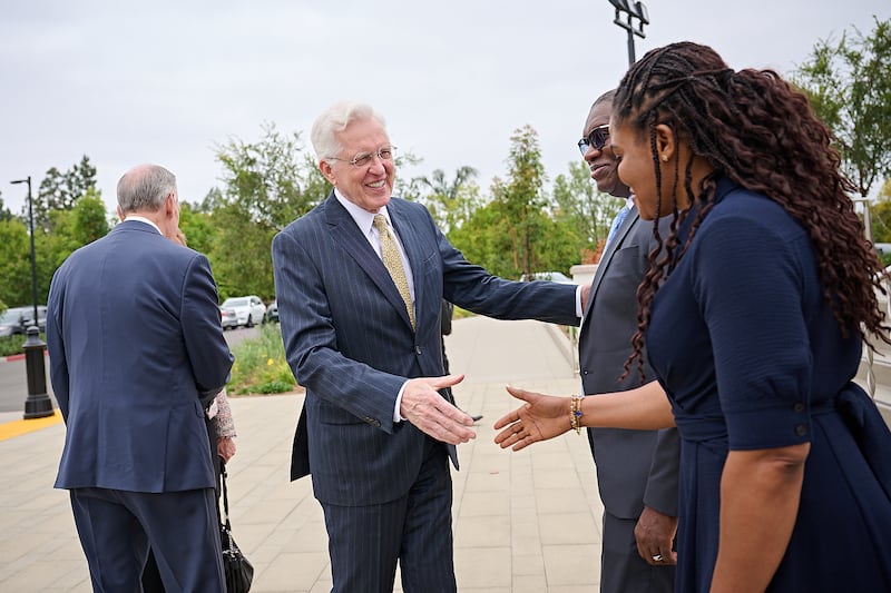 El Presidente D. Todd Christofferson, segundo consejero en la Primera Presidencia de La Iglesia de Jesucristo de los Santos de los Últimos Días, Élder I. Raymond Egbo y su esposa, Hermana Comfort Egbo, en la dedicación del Templo de California en Yorba Linda en Yorba Linda, California, el domingo 7 de junio de 2026