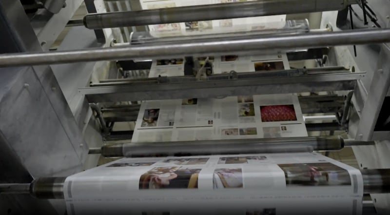 Copias de las revistas de la Iglesia salen de la imprenta en un video detrás de escena publicado el sábado 27 de septiembre de 2025.