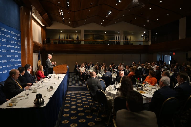 El élder David A. Bednar, del Cuórum de los Doce Apóstoles, habla en el National Press Club en Washington, D.C. el jueves, 26 de mayo de 2022.