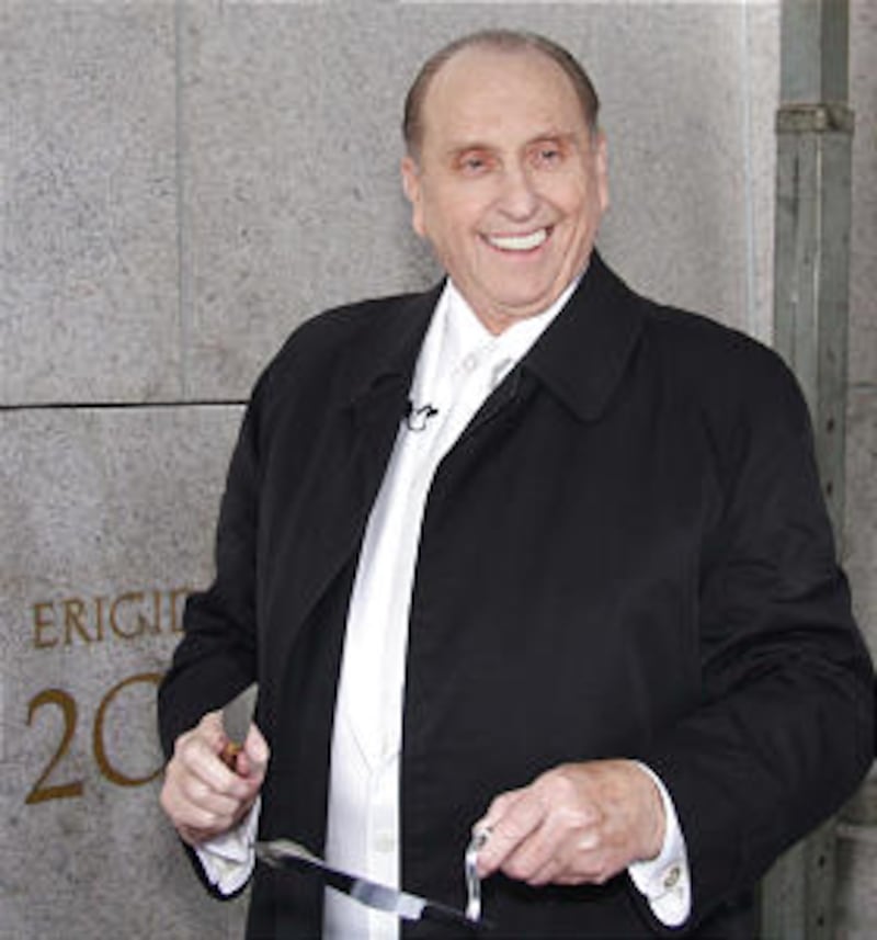 El fallecido Presidente Thomas S. Monson aplica mortero durante la ceremonia de la piedra angular de la dedicación del Templo de Curitiba, Brasil, el 1 de junio de 2008.