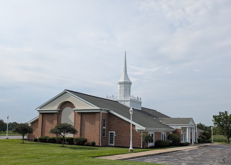 Un centro de reuniones de La Iglesia de Jesucristo de los Santos de los Últimos Días en Hiram, Ohio, cerca de la Casa de John y Elsa Johnson se muestra el sábado, 15 de agosto de 2026.