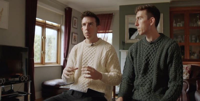 Michael Gardiner habla y Matthew Gardiner observa durante un discurso principal virtual de RootsTech en febrero de 2026.