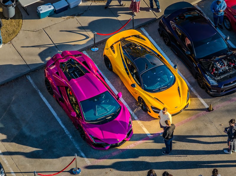 Los automóviles están estacionados en el estacionamiento de un centro de reuniones en Plano, Texas, para un evento "Autos y Cristo" la mañana del sábado 7 de febrero de 2026.