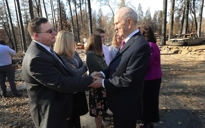 El presidente Russell M. Nelson, de La Iglesia de Jesucristo de los Santos de los Últimos Días, habla con víctima de incendio, Robert Harrison y su familia en Paradise, California, el domingo, 13 de enero del 2019, dos meses después de que el incendio Camp Fire destruyera 1.400 hogares y cientos de negocios.