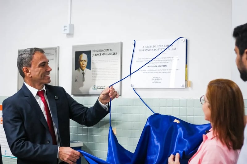 Representantes del Instituto Dr. José Frota, autoridades locales y líderes de la Iglesia participan en la develación de una placa que marca las donaciones de la Iglesia en julio de 2026 en Fortaleza, Brasil.