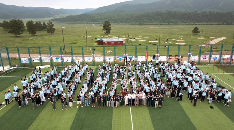 Los participantes se reúnen para una foto durante una Conferencia Para la Fortaleza de la Juventud en el Dugan Khad Resort cerca de Ulán Bator, Mongolia, del 28 de junio al 3 de julio de 2026.