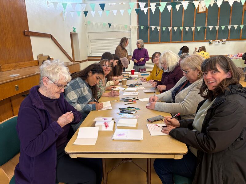 Las hermanas de la Sociedad de Socorro del Barrio Huntingdon hacen tarjetas para los pacientes del Hospital Hinchingbrooke en Northampton, Inglaterra, el 14 de marzo de 2026.