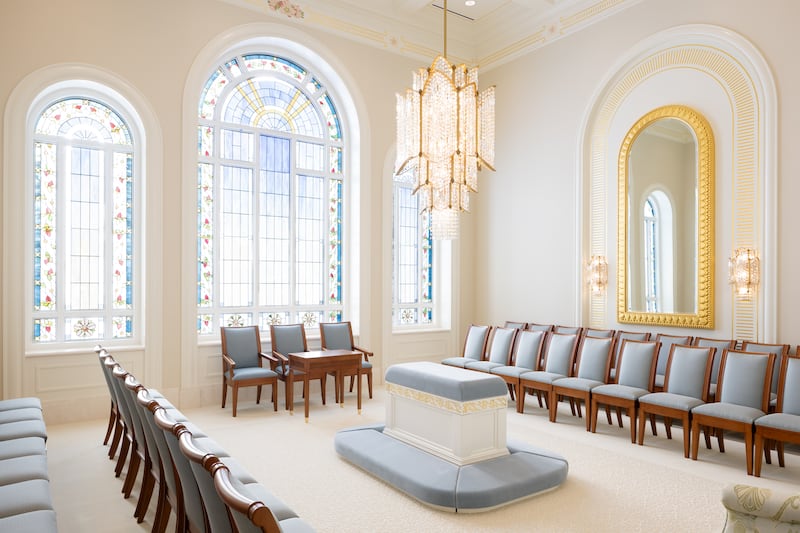 Una sala de sellamiento dentro del Templo de Modesto, California.