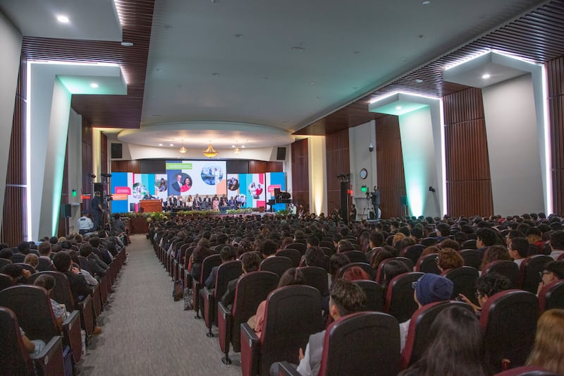 El élder Ulisses Soares del Cuórum de los Doce Apóstoles habla a los jóvenes de La Iglesia de Jesucristo de los Santos de los Últimos Días en el Centro de Capacitación Misional de México en la Ciudad de México, México, el 28 de agosto de 2026.