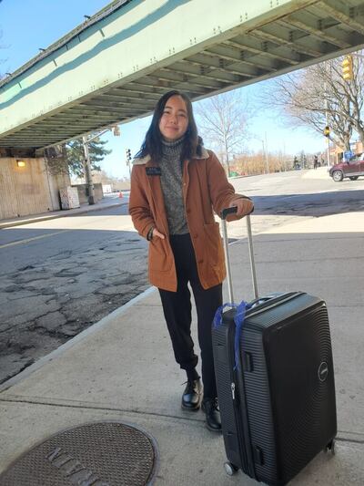 Ver a la hermana Linda Hsiung, de la Misión China Hong Kong, con su maleta en la mano era algo común —sus ubicaciones como misionera de tiempo completo incluyeron capacitarse en Provo, ser asignada temporalmente a Denver, servir en Hong Kong, regresar a casa en California y luego ser reasignada a Boston. La fotografía es una de las que incluyó en su envío para el proyecto del Departamento de Historia de la Iglesia de documentar las experiencias misionales durante la pandemia de COVID-19 de 2020…