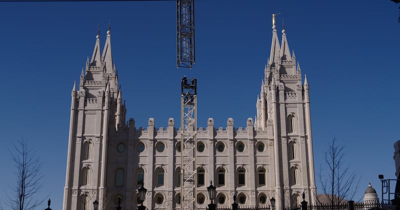 La grúa torre sur se desmonta en el sitio de construcción del Templo de Salt Lake el miércoles 18 de marzo de 2026, en Salt Lake City.