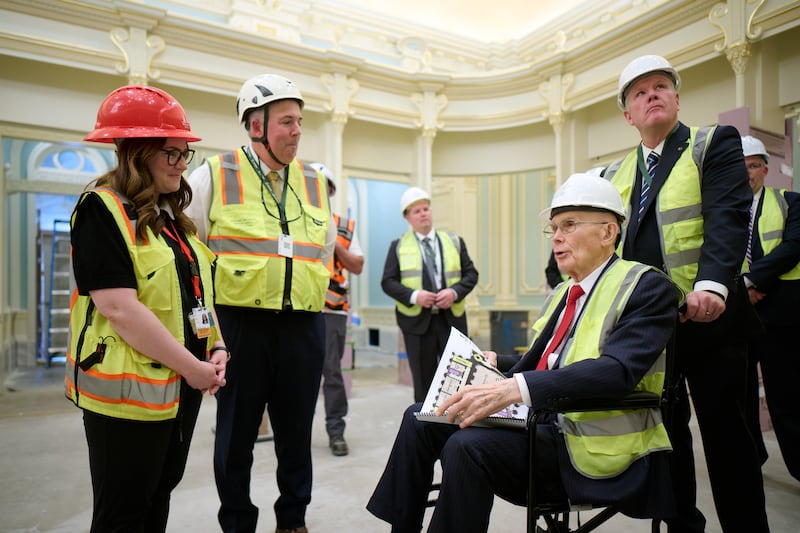 El presidente Dallin H. Oaks recorre el salón celestial del Templo de Salt Lake.