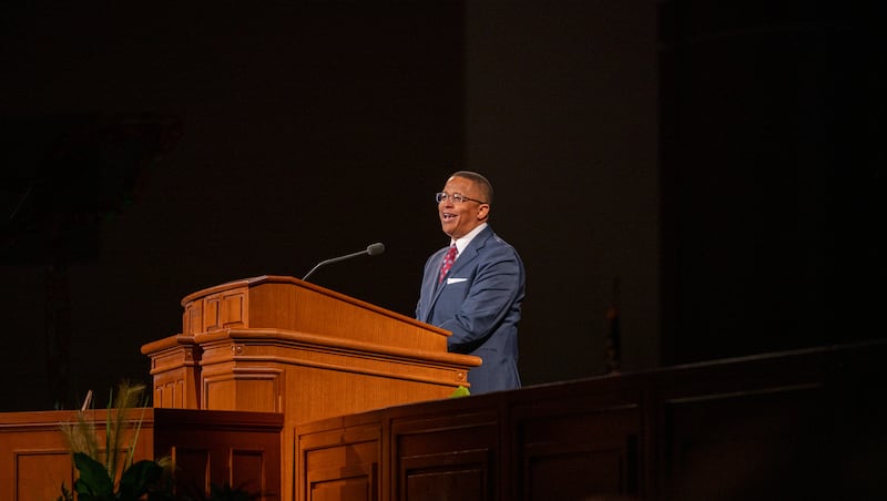 El élder Clement M. Matswagothata, Setenta Autoridad General, ofrece un discurso de devocional en BYU–Idaho en Rexburg, Idaho, el martes 10 de marzo de 2026.