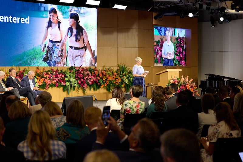 La presidenta general de las Mujeres Jóvenes, Emily Belle Freeman, miembro del Consejo Ejecutivo Misional de la Iglesia, habla durante el Seminario para Nuevos Líderes de Misión 2026 el sábado 20 de junio de 2026, en el Centro de Capacitación Misional de Provo en Provo, Utah.