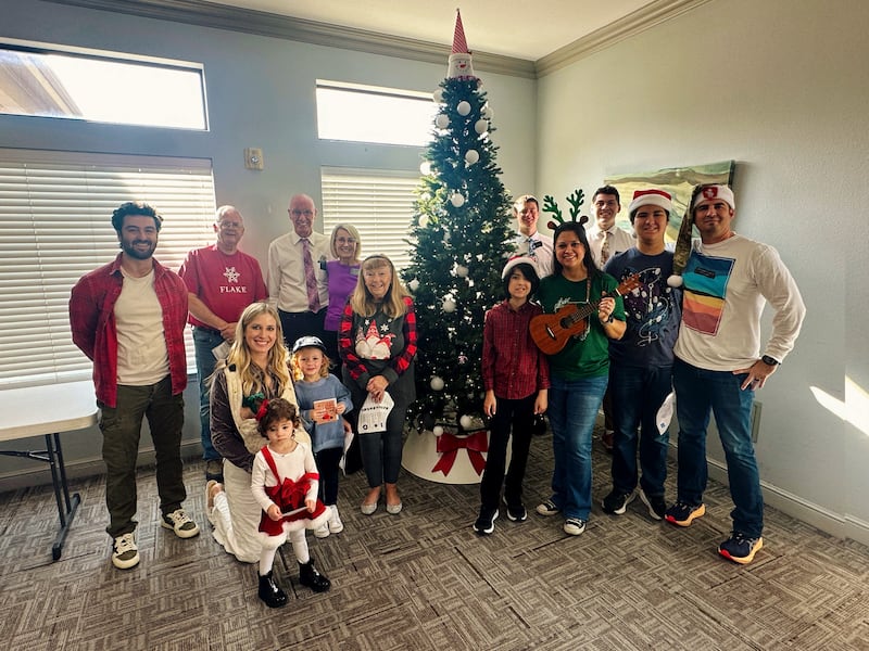 Lisa Zuniga sostiene su ukelele y sonríe para una foto con amigos, familiares y misioneros mientras cantan villancicos en el Centro de Enfermería y Rehabilitación de Harker Heights en Harker Heights, Texas, para celebrar el cumpleaños de Zuniga el 13 de diciembre de 2025.
