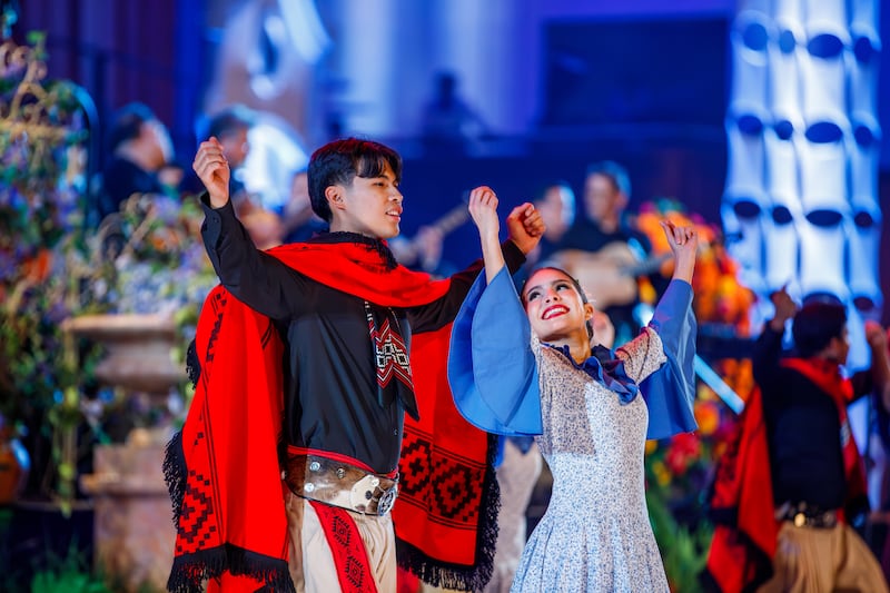 Bailarines con trajes tradicionales interpretan danzas de toda América Latina durante un ensayo general de "Luz de las Naciones" en Salt Lake City, Utah, el 3 de noviembre de 2025.