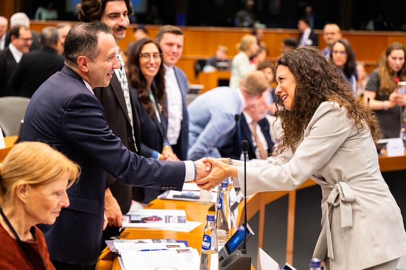 Francesco Di Lillo, director de la Oficina de Asuntos Internacionales y de la Unión Europea de La Iglesia de Jesucristo de los Santos de los Últimos Días, izquierda, estrecha la mano de Antonella Sberna, vicepresidenta del Parlamento Europeo, derecha, durante el panel de discusión titulado "IA, Salud y Derechos Fundamentales: Implementando el Enfoque Centrado en el Ser Humano de Europa" el 9 de junio de 2026 en el Parlamento Europeo en Bruselas, Bélgica.