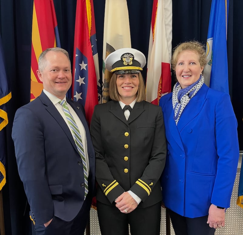 En el centro, Teniente j.g. Stacie Powell, la primera capellán activa de la Armada respaldada por La Iglesia de Jesucristo de los Santos de los Últimos Días, junto con Todd Linton, director de la División de Relaciones Militares y Servicios de Capellanía de la Iglesia, y Tamara Harris, gerente de servicios de capellanía de la Iglesia, en la Estación Naval Newport en Newport, Rhode Island en nov. 2025.