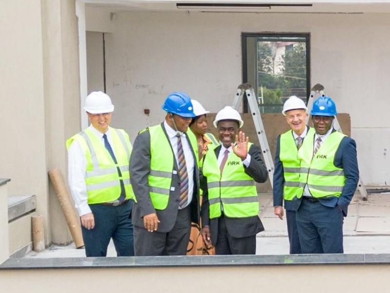 El élder Edward Dube saluda junto a líderes de área durante un recorrido por el nuevo edificio de oficinas del Área África Central que está en construcción en Nairobi, Kenia, el 25 de abril de 2026.