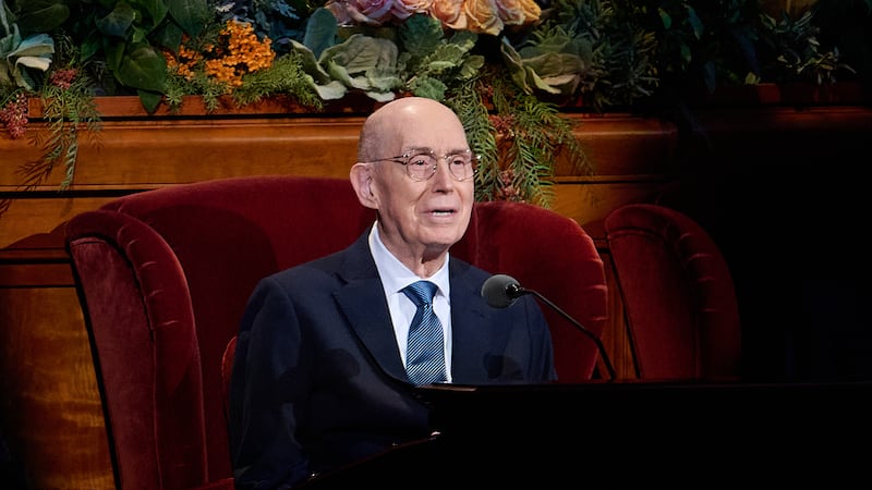 El presidente Henry B. Eyring habla el domingo por la mañana de la Conferencia General Anual de octubre de 2026 en el Centro de Conferencias en Salt Lake City el 4 de octubre de 2026.