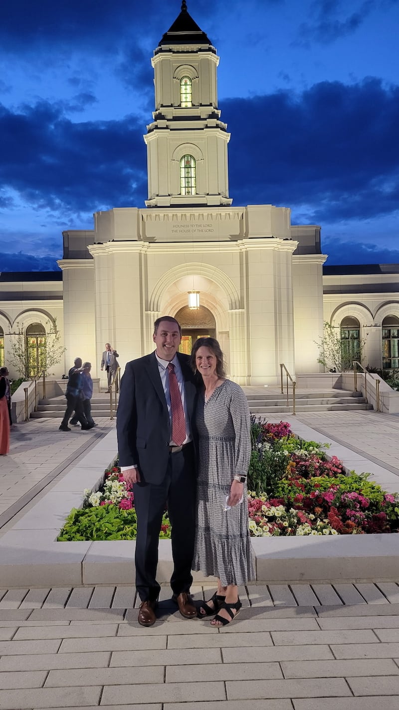 El presidente de estaca de Cody, Wyoming, Andrew Jacobsen y su esposa, Jamie Jacobsen, están fuera del Templo de Cody, Wyoming en 2026.