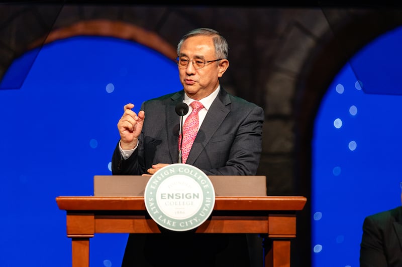El élder Yoon Hwan Choi, Setenta Autoridad General, habla durante un devocional de Ensign College realizado en el Teatro del Centro de Conferencias en el centro de Salt Lake City el martes 19 de noviembre de 2024.