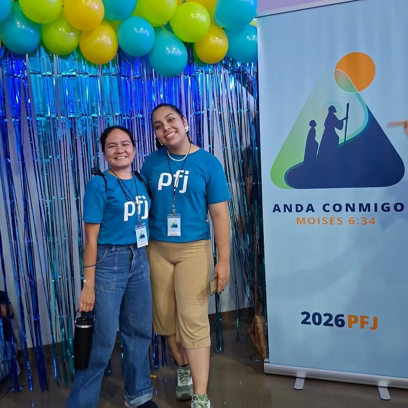 Dos jóvenes mujeres asisten a una conferencia FSY — llamada PFJ en español — en Paraguay con el lema "Camina conmigo" en enero de 2026.