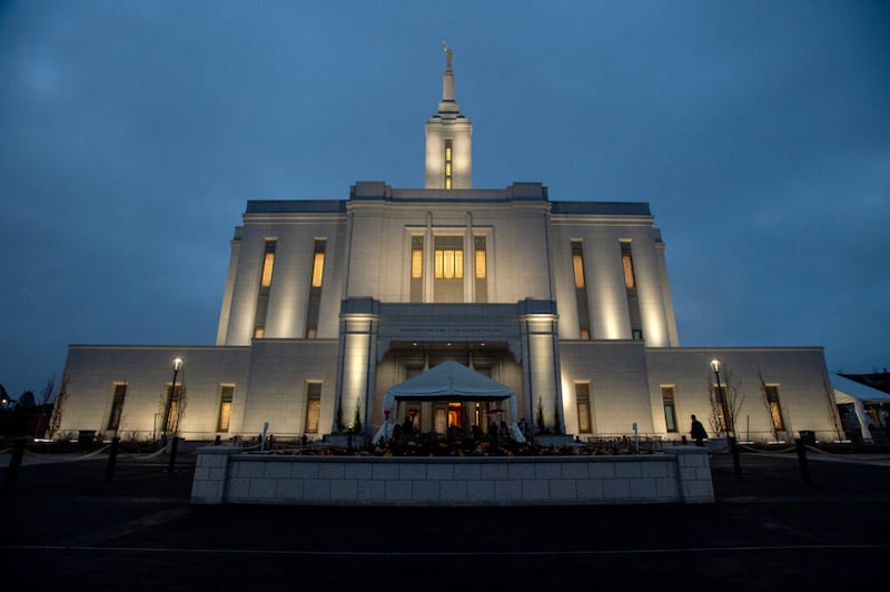 El Templo de Pocatello, Idaho de La Iglesia de Jesucristo de los Santos de los Últimos Días se ve iluminado el domingo, 7 de noviembre de 2021.