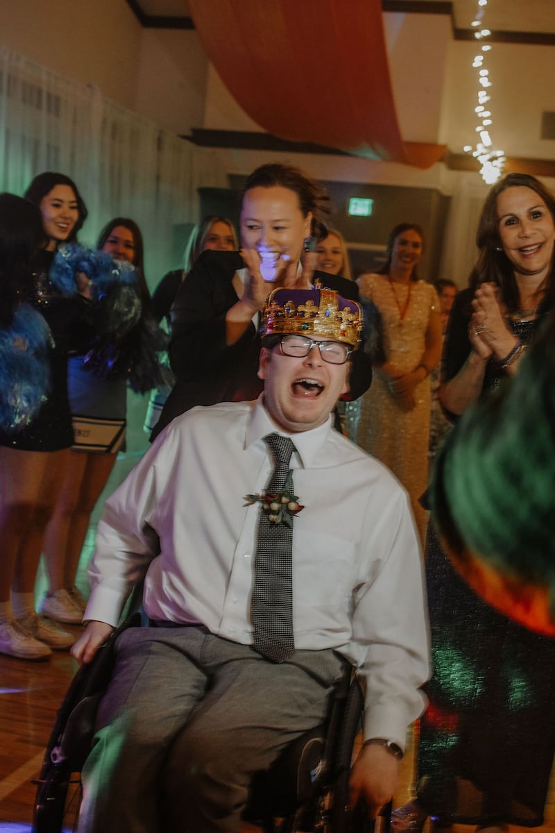 Andrew Skouson, en una silla de ruedas, es coronado rey del baile Dazzle Prom en Las Vegas, Nevada.