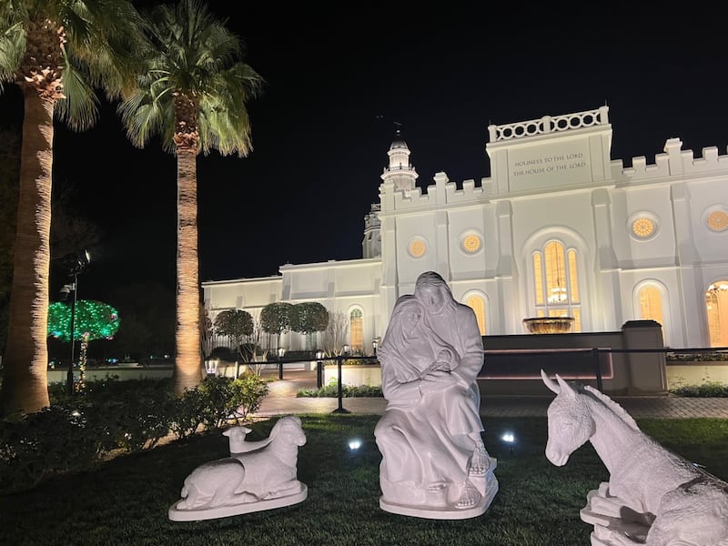 Luces y decoraciones navideñas exhibidas en el Templo de St. George, St. George, Utah, el miércoles 10 de diciembre de 2025.