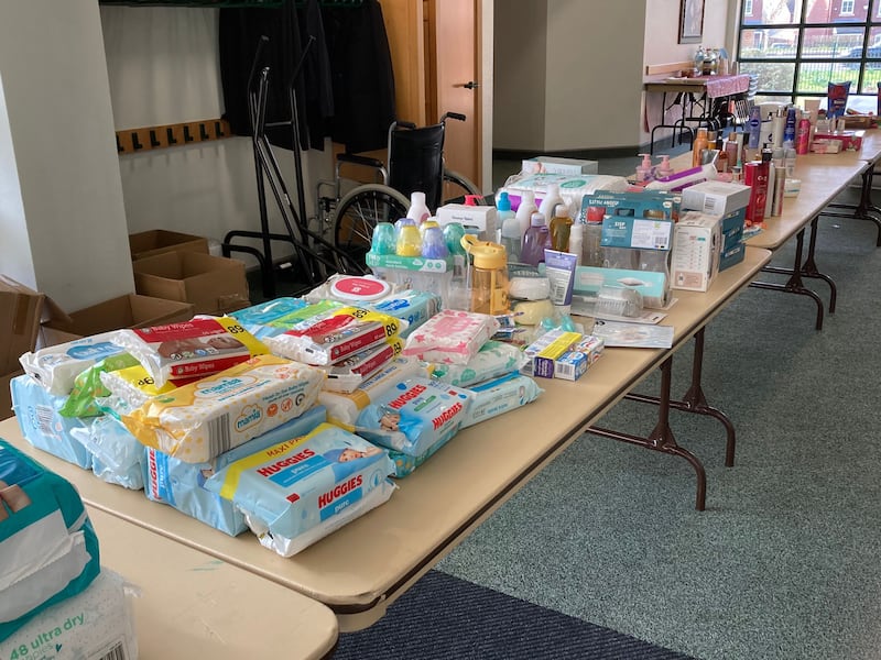 Los suministros recolectados se reúnen para Baby Basics durante una actividad de servicio de la Sociedad de Socorro del Barrio Kettering en Northampton, Inglaterra, el 24 de febrero de 2026.