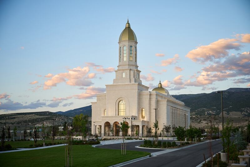 El Templo de Efraín, Utah al atardecer.