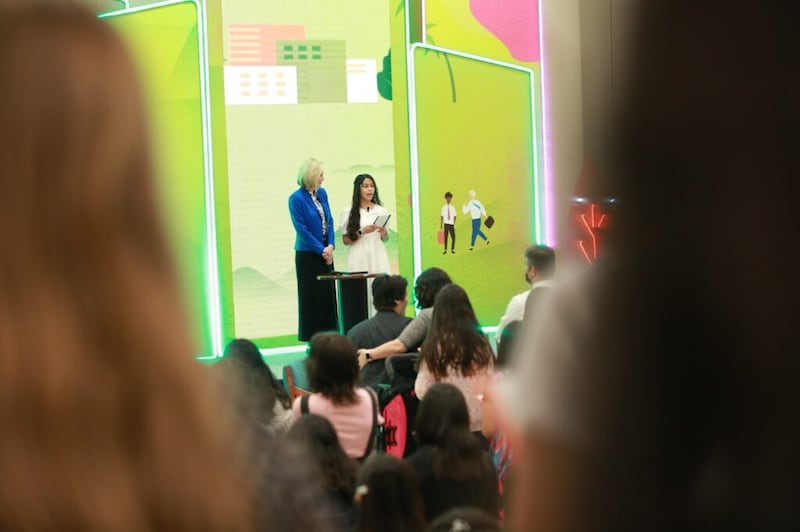 La presidenta Bonnie H. Cordon y una mujer joven hablan durante un devocional para las Mujeres Jóvenes en México el 5 de junio de 2022.