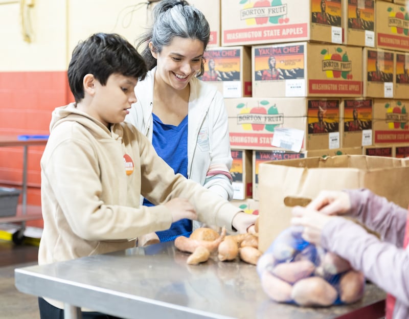 Los voluntarios ayudan a organizar los alimentos donados por La Iglesia de Jesucristo de los Santos de los Últimos Días al banco de alimentos Harvesters en Kansas City, Misuri, el jueves, 23 de abril de 2026.