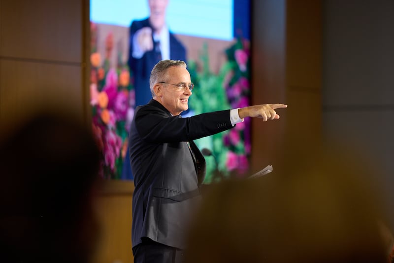 El élder Patrick Kearon, del Cuórum de los Doce Apóstoles, habla en el Seminario para Nuevos Líderes de Misión de 2026 en el Centro de Capacitación Misional de Provo en Provo, Utah, el sábado 20 de junio de 2026.