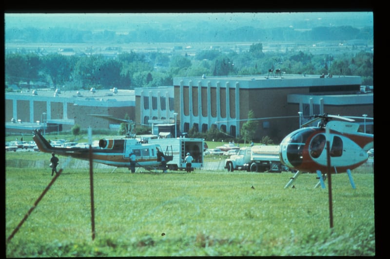 El centro de comando con vehículos de emergencia se estableció arriba de Ricks College después del colapso de la presa Teton en junio de 1976.